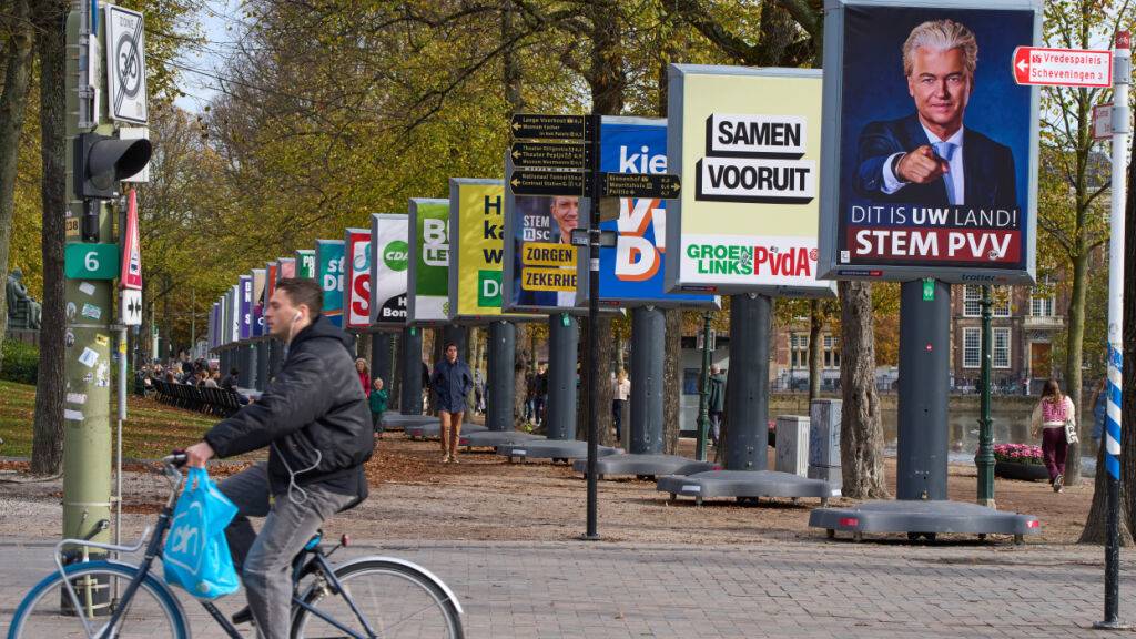 ARCHIV - Blick auf Wahlplakate in Den Haag. Foto: Peter Dejong/AP/dpa/Archiv