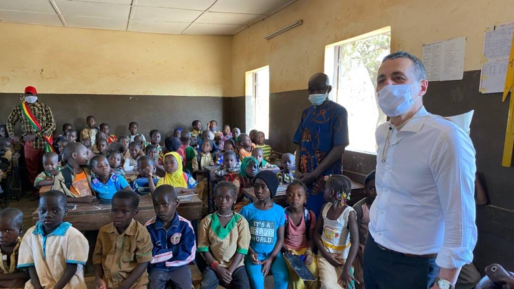 Aussenminister Ignazio Cassis auf Schulbesuch im Konfliktgebiet in Mali.