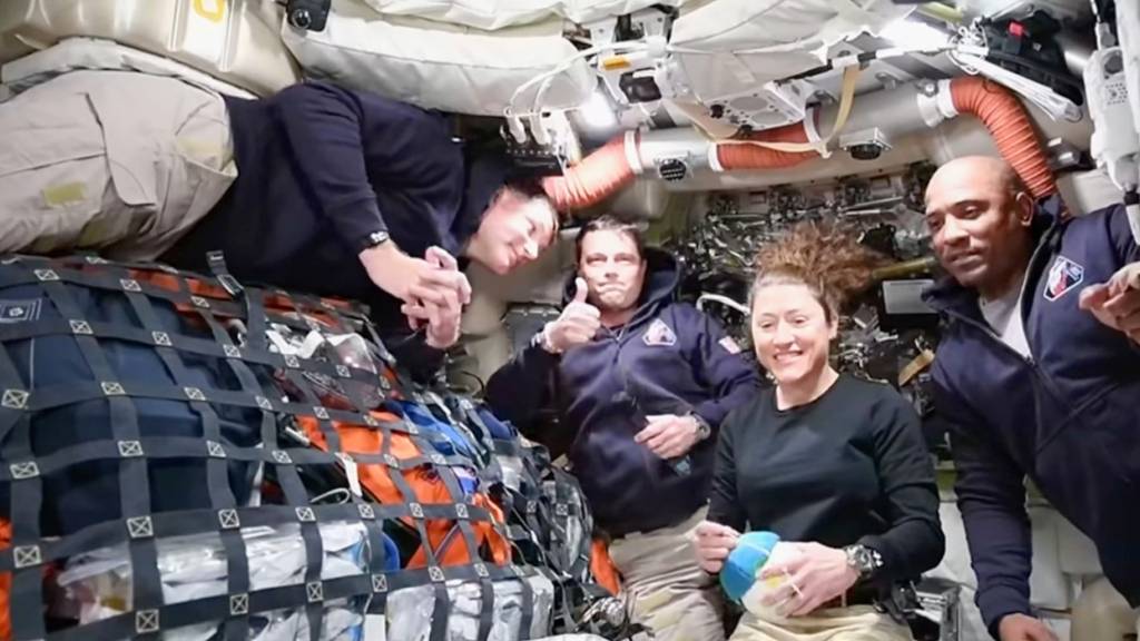 HANDOUT - Dieses Bild aus einem von der NASA zur Verfügung gestellten Video zeigt die Artemis II-Besatzung (l-r), Jeremy Hansen, Reid Wiseman, Christina Koch und Victor Glover. Foto: Uncredited/NASA/dpa - ACHTUNG: Nur zur redaktionellen Verwendung im Zusammenhang mit der aktuellen Berichterstattung und nur mit vollständiger Nennung des vorstehenden Credits