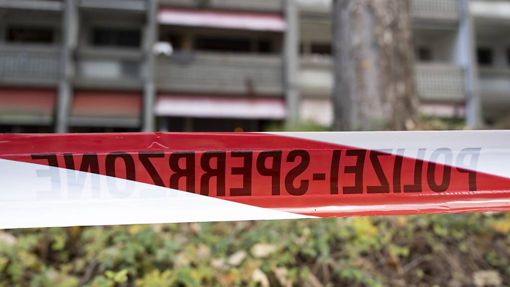 Ein Absperrband vor dem Wohnkomplex in Ittigen BE, wo es am frühen Freitagmorgen zu einer gewalttätigen Auseinandersetzung mit zwei Toten und einer Schwerverletzten kam.