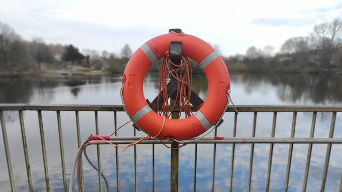 Boot sinkt 60 Meter – Erwachsene und Kinder von anderem Böötler gerettet