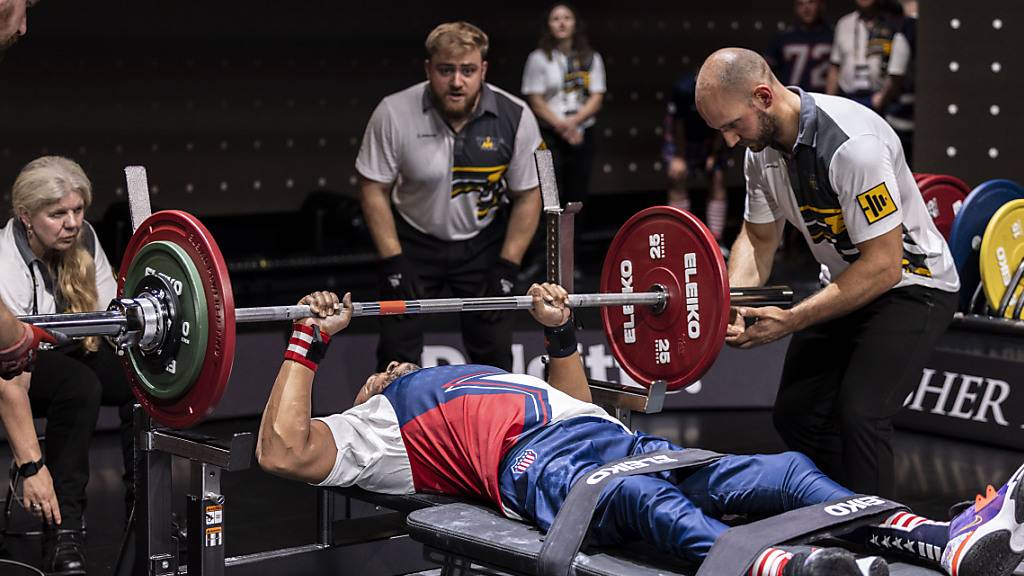 Ein Teilnehmer aus den USA, von der Hüfte abwärts gelähmt, beim Bankdrücken der 6. Invictus Games in Düsseldorf. Der paralympische Wettbewerb für kriegsversehrte Sportler ist erstmals in Deutschland zu Gast. Foto: Christoph Reichwein/dpa