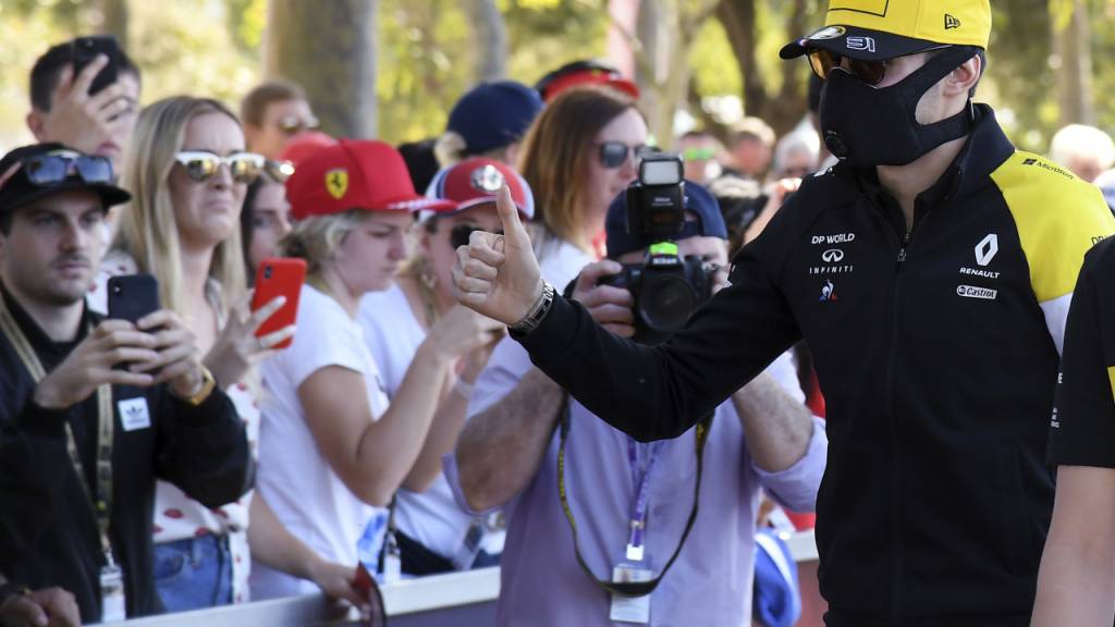 Ein skurriles Bild: Formel-1-Fahrer Esteban Ocon mit Schutzmaske