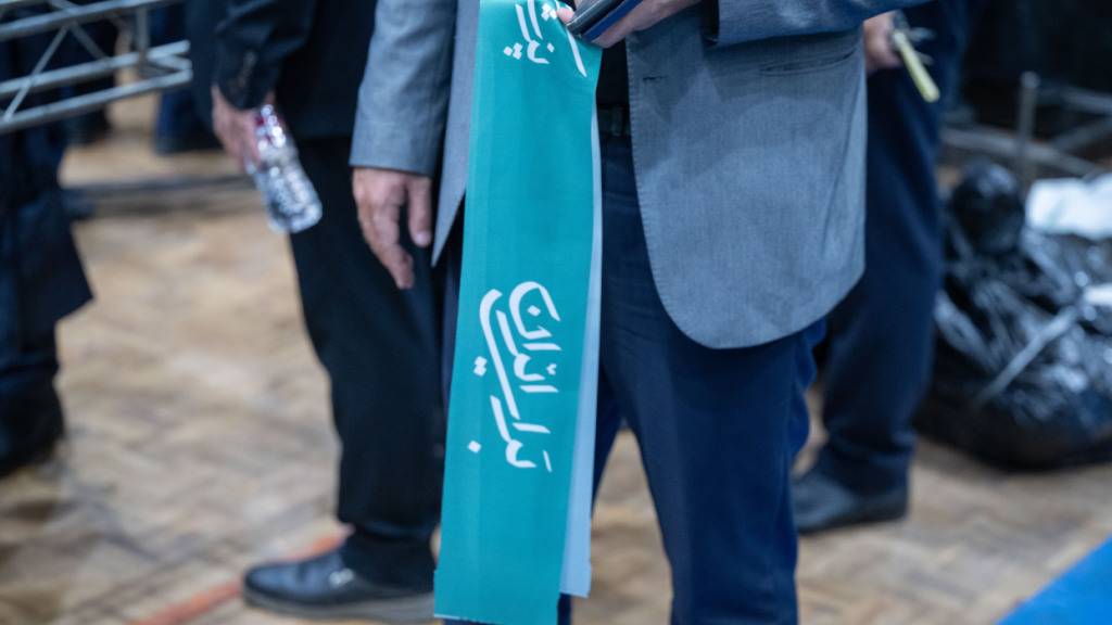 ARCHIV - Ein Anhänger des Reformlagers im Iran bei einer Wahlkampfveranstaltung. Foto: Arne Immanuel Bänsch/dpa