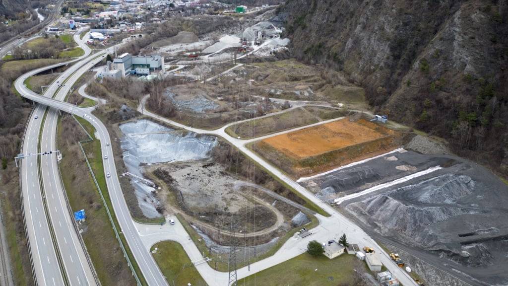 Die ehemalige Deponie Gamsenried im Wallis Anfang 2023. Die Eidgenössische Finanzkontrolle rügt, dass für die geplante Sanierung beim Bund eine Gesamtsicht fehle. (Archivbild)