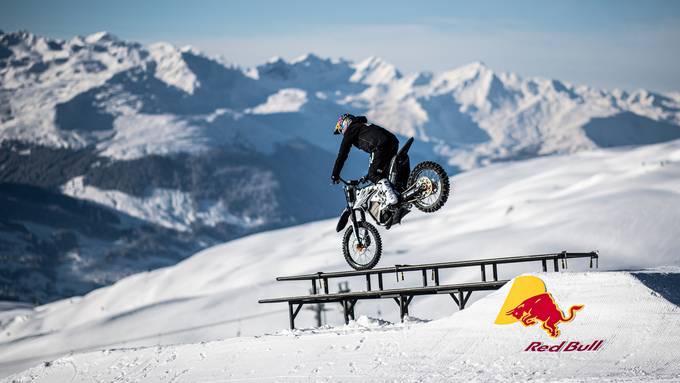 Mat Rebeaud macht mit Elektromotorrad den Snowpark unsicher