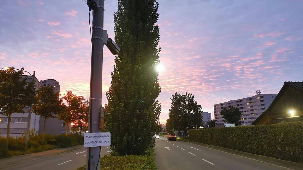 Kaum sichtbar, aber sie sehen alles: Automatische Videokameras erfassen im Ostaargau die Nummernschilder aller Fahrzeuge. Der Kanton will so Informationen über die Verkehrsströme erhalten.