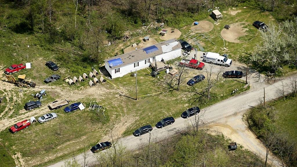Polizeiautos bei einem Tatort der Bluttat in Ohio - acht Mitglieder einer Familie wurden an vier verschiedenen Tatorten erschossen.