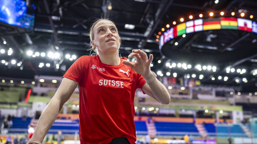 Annik Kälin spricht beim Aufwärmen mit ihrem Coach