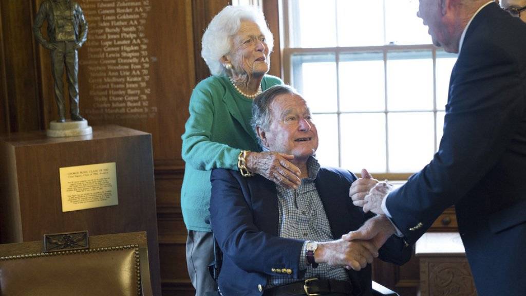 George H.W. Bush (2.v.l.) und Gattin Barbara (l) beim Besuch in Georges Kindergarten (Bild aktuell).