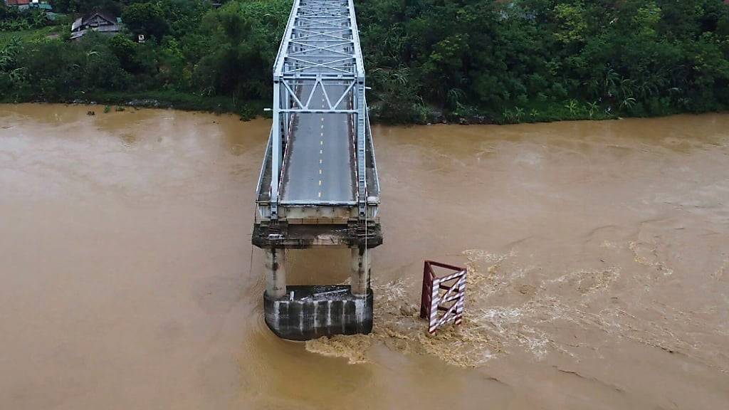 Taifun in Vietnam: Autofahrer stürzen mit Brücke in Fluss