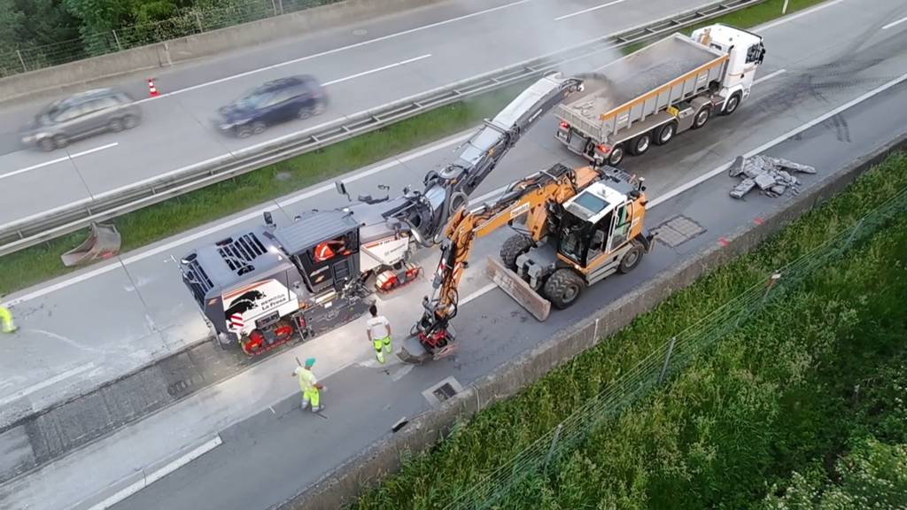 Fahrbahn der A13 bei Sennwald reisst wegen Hitze auf – Spezialmaschinen reparieren Schaden
