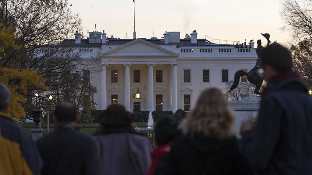 Schaulustige versammeln sich ausserhalb des Weisse Hauses in Washington nachdem die Sicherheitskräfte einen Mann festgenommen hatten, der über den Zaun des Präsidentensitzes geklettert war.