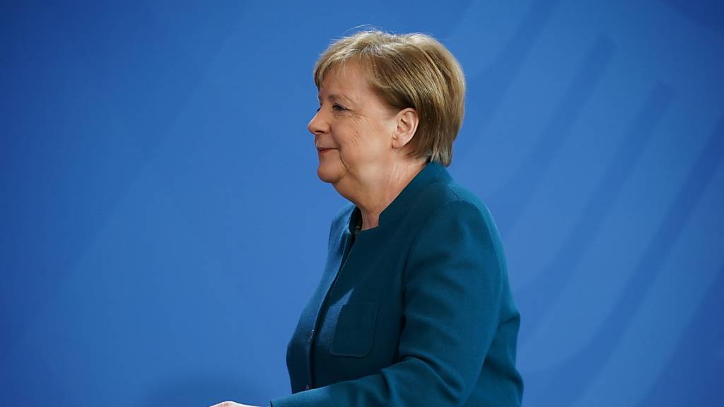Angela Merkel arbeitet weiterhin aus der häuslichen Quarantäne und wird sich Anfang der kommenden Woche erneut testen lassen. (Archivbild)