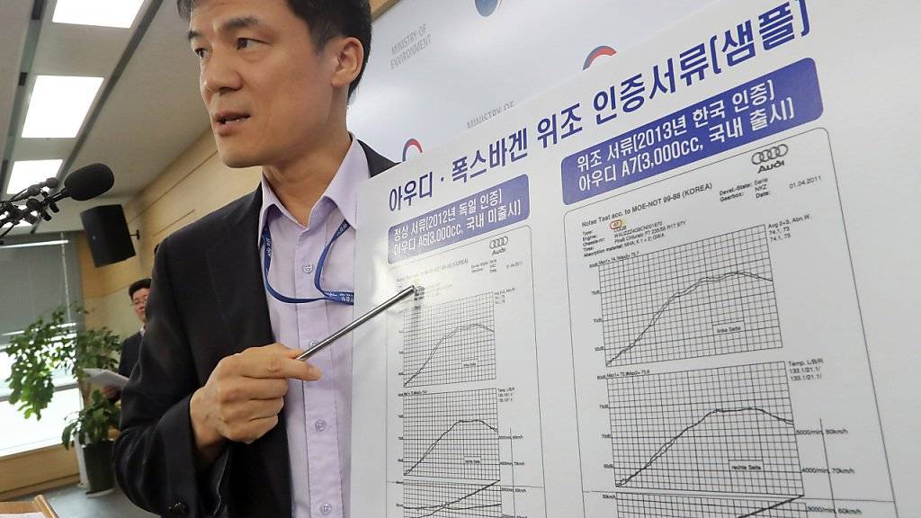 Ein Vertreter des südkoreanischen Umweltministers zeigt Dokumente von Audi und VW anlässlich des Entzugs der Zulassung wegen des Abgas-Skandals.