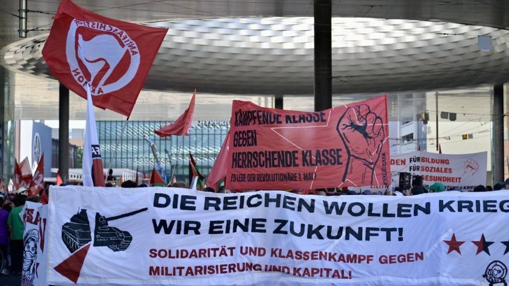 Rund 3000 Personen versammelten sich in Basel zum traditionellen 1. Mai-Umzug.