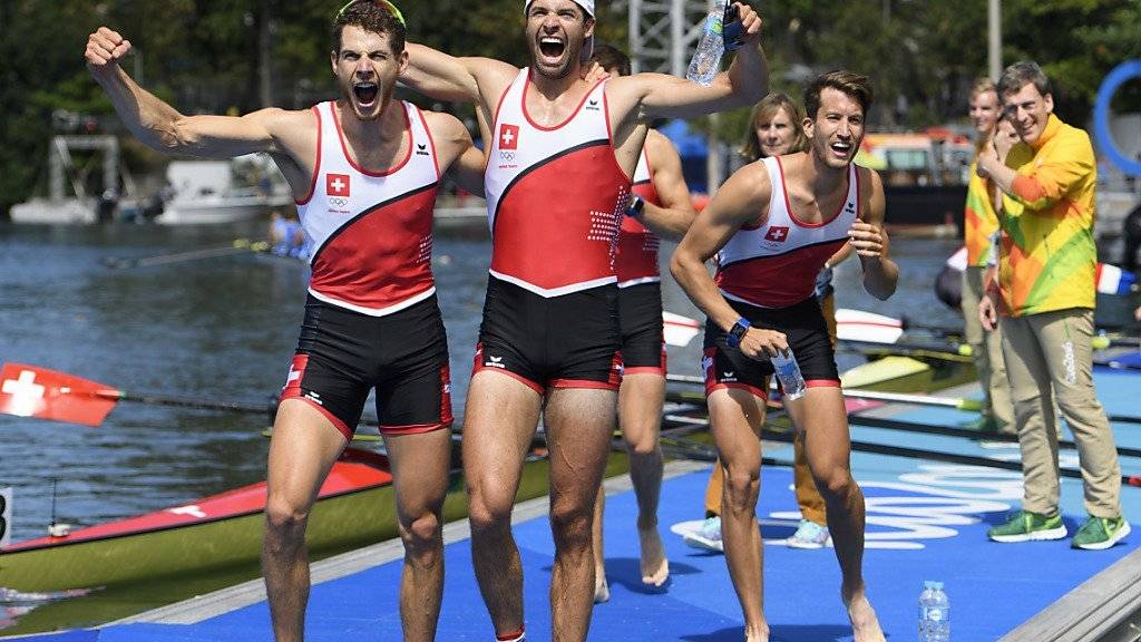 Lucas Tramèr, Mario Gyr, Simon Niepmann (verdeckt) und Simon Schürch (v.l.n.r.) bejubeln ihren Olympiasieg nach dem Final im Leichtgewichts-Vierer