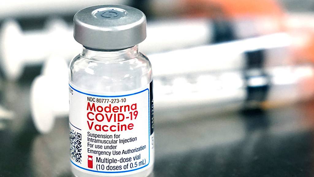 Ein Fläschchen des Moderna-Impfstoffes steht neben Spritzen auf einem Tisch. Der Hersteller hat nun in den USA eine Notfallzulassung seines Corona-Impfstoffes für Kinder und Jugendliche ab 12 Jahren beantragt. 