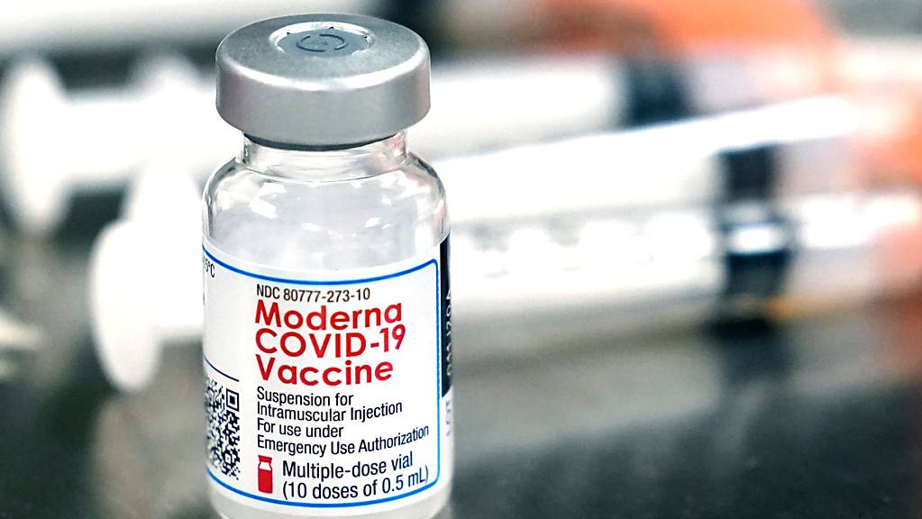 Ein Fläschchen des Moderna-Impfstoffes steht neben Spritzen auf einem Tisch. Der Hersteller hat nun in den USA eine Notfallzulassung seines Corona-Impfstoffes für Kinder und Jugendliche ab 12 Jahren beantragt. 