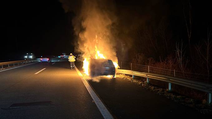 Auto brennt auf Autobahn A13 bei Sennwald aus