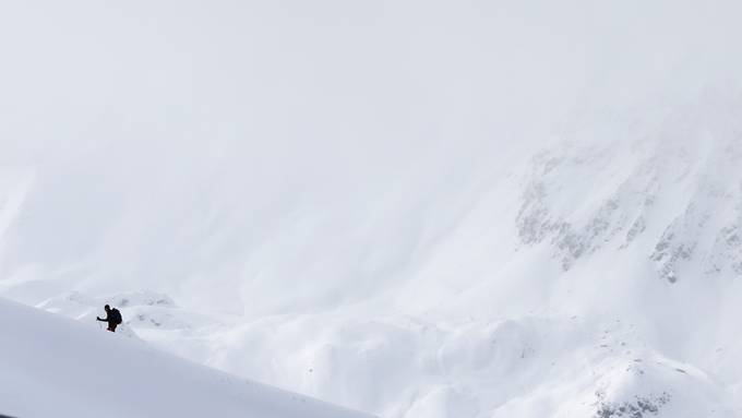 Skifahrer bleibt kopfüber im Schnee stecken