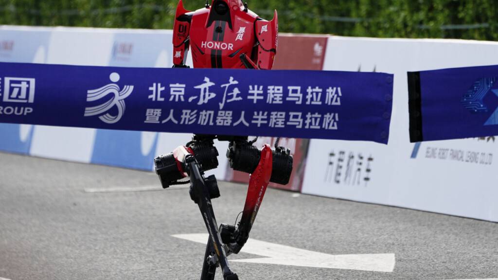 «Blitz»-Roboter laufen Menschen bei Peking-Marathon davon