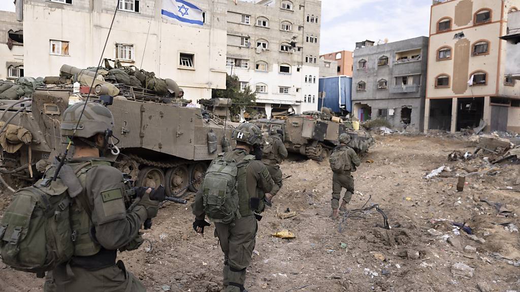 Israelische Soldaten nehmen an einer Bodenoperation im Stadtteil Shijaiyah in Gaza-Stadt teil Foto: Moti Milrod/HAARETZ/AP/dpa