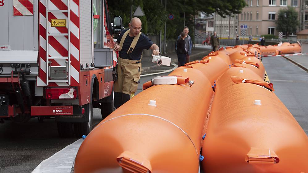 Die Feuerwehren im Kanton Bern waren im vergangenen Jahr wegen Naturereignissen wie Hochwasser oft im Einsatz. (Archivbild)