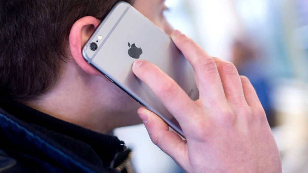 Vor den Sommerferien haben viele Schweizer Mobilfunkanbieter ihre Preise für die Benutzung des Handys im Ausland (Roaming) gesenkt. (Symbolbild)