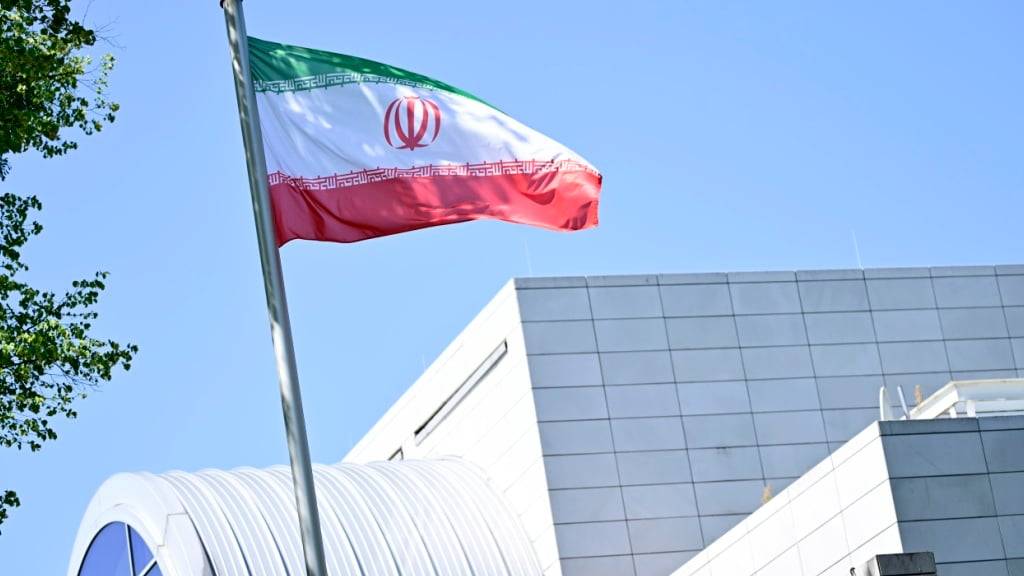 ARCHIV - Die Iranische Flagge weht vor der Botschaft der Islamischen Republik Iran in Berlin. Foto: Fabian Sommer/dpa