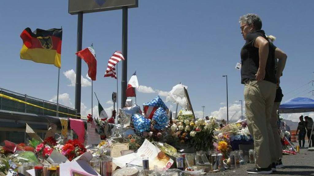 Blumen und Briefe für die Opfer des Anschlags in El Paso - der mutmassliche Schütze erklärte sich vor Gericht für unschuldig. (Archivbild)