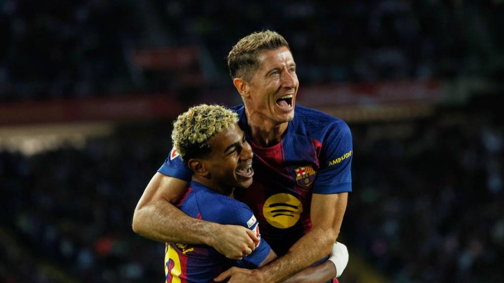 Lamine Yamal (links) und Robert Lewandowski jubeln über den Sieg gegen Real Sociedad und die Tabellenführung