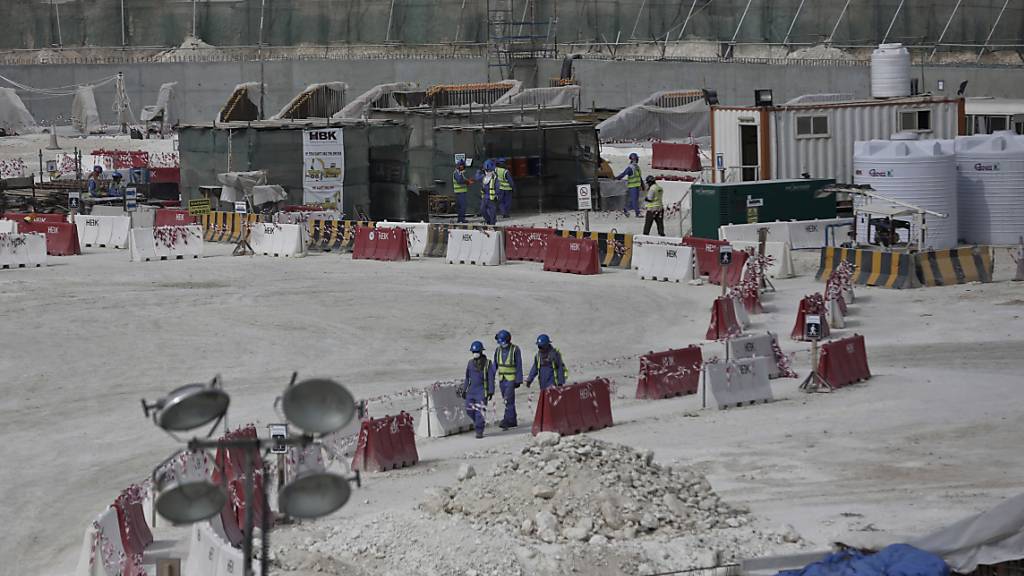 Die Arbeitsbedingungen auf den Baustellen in Katar sind hart. Hier entsteht das Stadion für die Fussball-WM 2022. Laut Amnesty International haben zahlreiche Arbeiter über Monate hinweg keinen Lohn erhalten. (Archivbild)