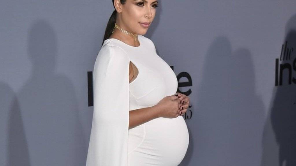 Wenns um eine Babyparty geht, zeigt sich Kim Kardashian nicht in Weiss, sondern im blauen Pyjama (Archiv)