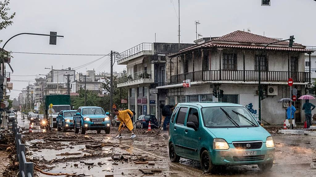 Ein Mann säubert die Straße nach dem Hochwasser. Bei schweren Unwettern ist in Mittelgriechenland ein Mensch ums Leben gekommen. Sturmtief «Daniel» sorgte in vielen Teilen Griechenlands für Probleme. Foto: Anastasia Karekla/Eurokinissi/AP/dpa