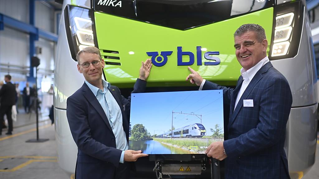 Bernard Guillelmon, CEO der BLS (links), und Peter Spuhler, Verwaltungsratspräsident und CEO ad interim von Stadler, beim Roll-out des Zugs.