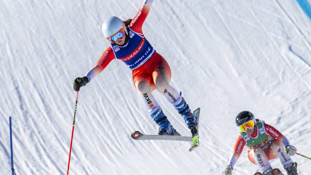 Flog bei der Junioren-WM ganz oben aufs Skicross-Podest: Chiara von Moos (li.)