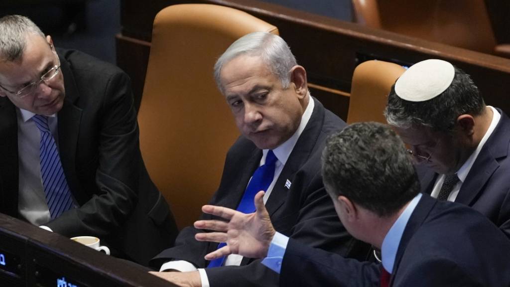 Israels Ministerpräsident Benjamin Netanjahu (2.v.l) spricht in der Knesset in Jerusalem mit Kabinettmitgliedern. Foto: Maya Alleruzzo/AP/dpa