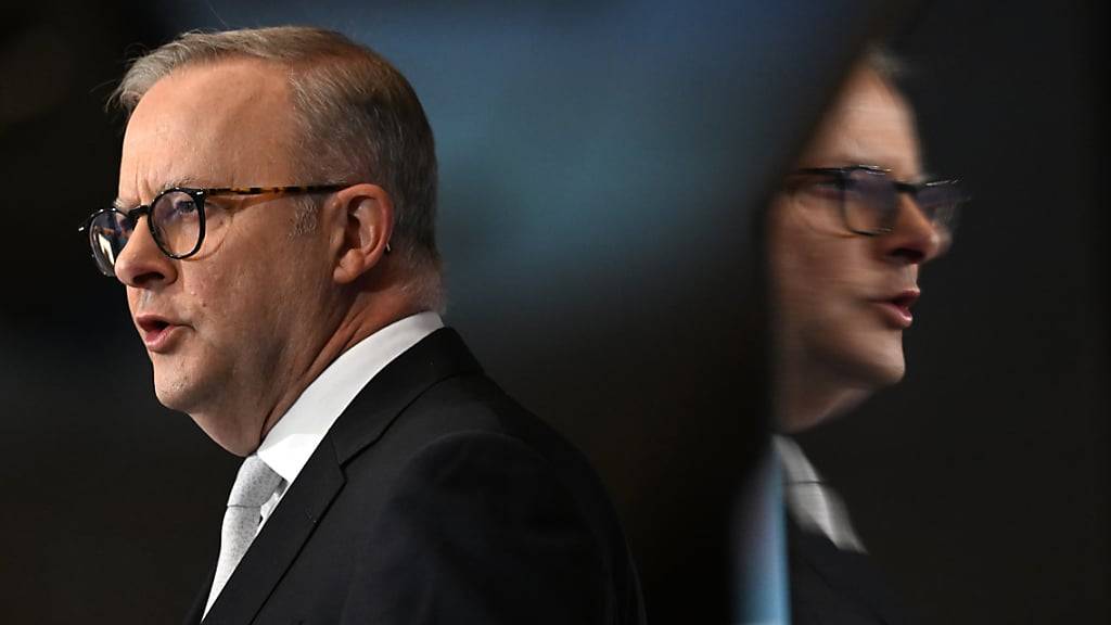 Der australische Premierminister Anthony Albanese spricht vor dem Queensland Media Club im Brisbane Convention and Exhibition Centre. Foto: Darren England/AAP/dpa
