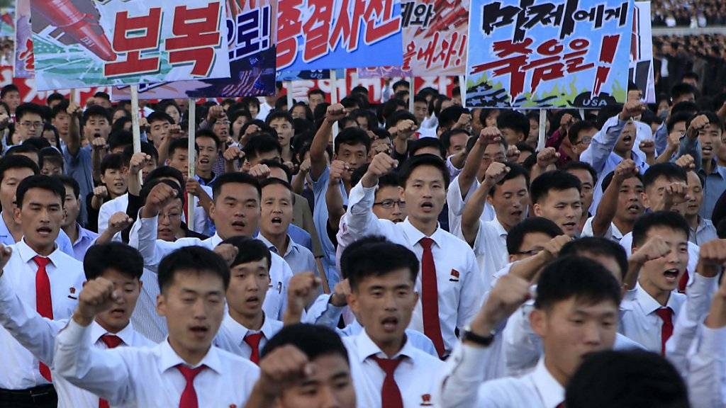 Böse auf die USA: Mehr als 100'000 Menschen sollen laut den Staatsmedien an der Kundgebung in Pjöngjang teilgenommen haben.