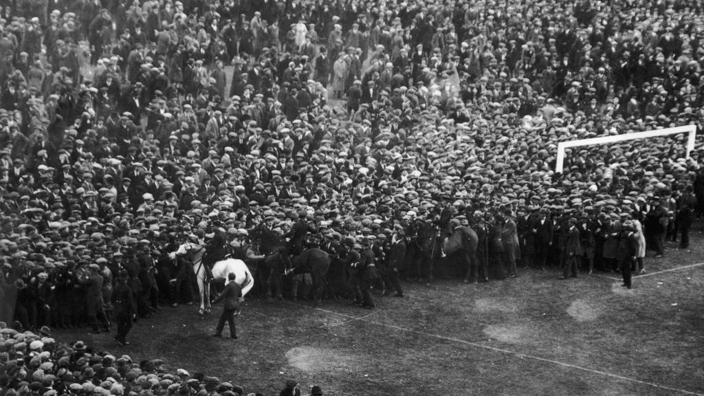 Pferd Billie drängt 1923 die Massen im Wembley Stadion zurück. Das Endspiel zwischen West Ham United und den Bolton Wanderers ist seither als «White Horse Final» bekannt. © Central Press/Getty Images