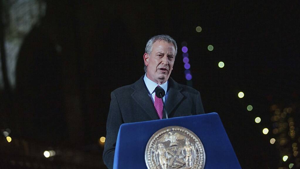 Bill de Blasio, Bürgermeister von New York, spricht während einer Veranstaltung zum Gedenken an die New Yorker, die während der Covid-19-Pandemie an den Folgen einer Infizierung verstorben sind.