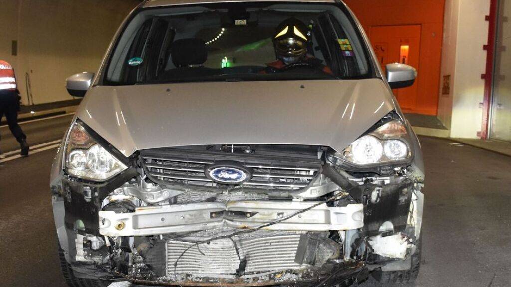 Das korrekt entgegenkommende Auto wurde durch das losgelöste Rad schwer beschädigt.