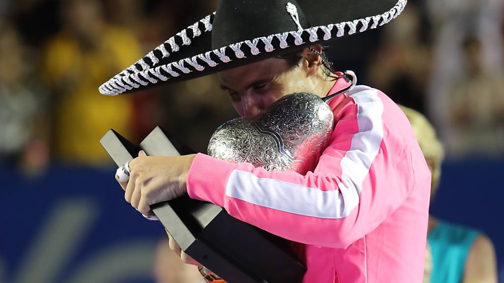 Rafael Nadal feiert in Acapulco mit Sombrero und Pokal