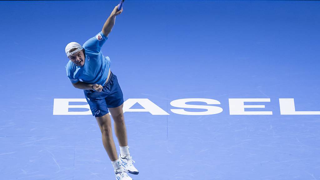 Dominic Stricker kann sich in seinem Auftaktspiel in Basel gegen Tallon Griekspoor auf seinen Service verlassen