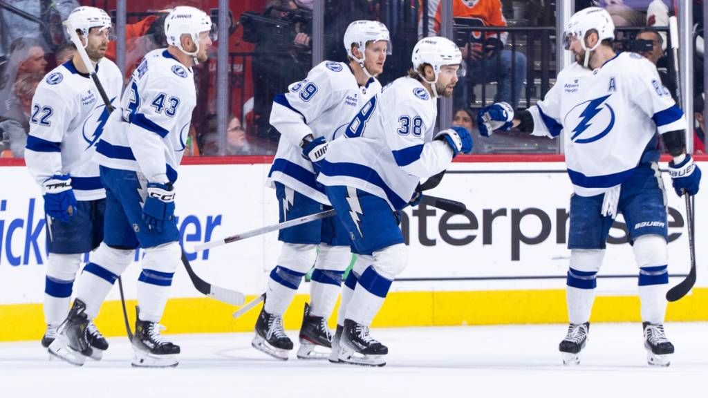Die Spieler der Tampa Bay Lightning freuen sich über ihren zehnten Sieg in Folge
