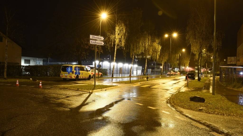 Bei der Ausfahrt aus dem Kreisel kollidierte ein Auto mit einem Fussgänger.