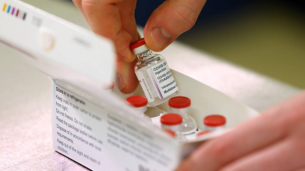 Ein Fläschchen des neu zugelassenen Impfstoffs gegen das Coronavirus der Universität Oxford und dem Pharmakonzern Astrazeneca wird aus einer Schachtel genommen, nachdem die erste Lieferung im Princess Royal Hospital eingetroffen ist.