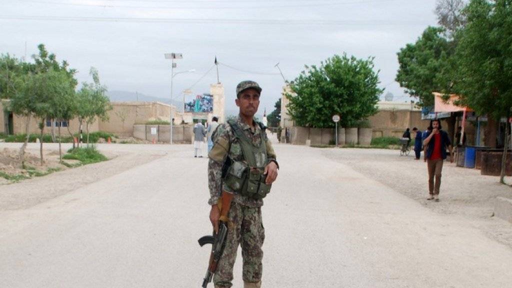 Ein Mitglied der afghanischen Sicherheitskräfte nahe der von den Taliban am Freitag attackierten Militärbasis in der Provinz Balch.