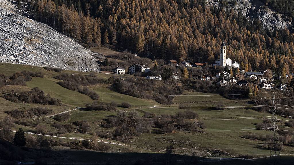 Das von einem Felssturz bedrohte Dorf Brienz GR in einer Aufnahme von Mitte November 2024. (Archivbild)